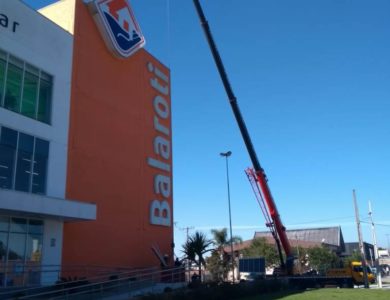 Instalação de letreiro de comunicação visual