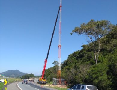 Torre de comunicação em rodovia autopista