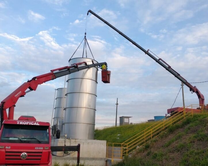Guindaste realizando montagem de estrutura metálica