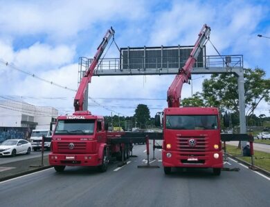 Remoção técnica com apoio de guindaste articulado