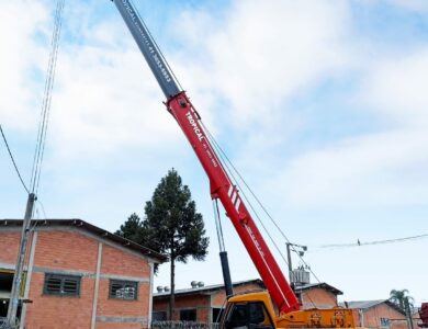 Remoção técnica com apoio de guindaste articulado