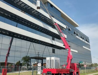 Remoção técnica com apoio de guindaste articulado