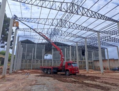 Serviço de remoção técnica com guindaste em local de difícil acesso