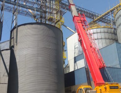 Serviço de remoção técnica com guindaste em local de difícil acesso