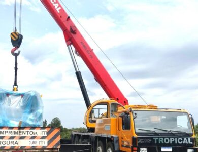 Serviço de remoção técnica com guindaste em local de difícil acesso