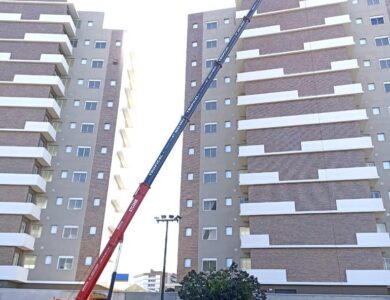 Serviço de remoção técnica com guindaste em local de difícil acesso