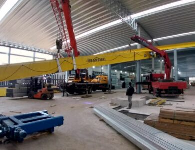 Serviço de remoção técnica com guindaste em local de difícil acesso