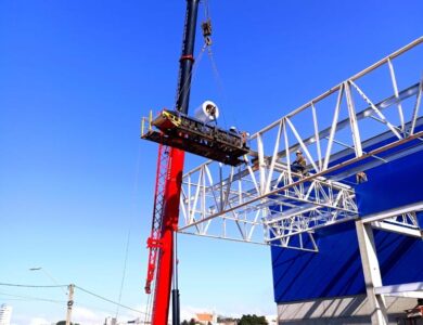 Serviço de remoção técnica com guindaste em local de difícil acesso