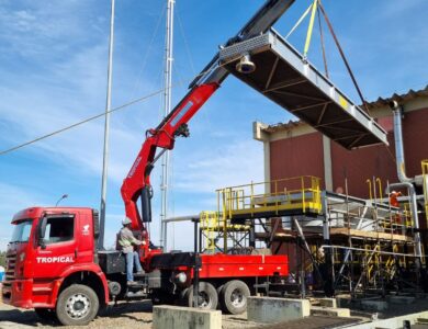Serviço de remoção técnica com guindaste em local de difícil acesso