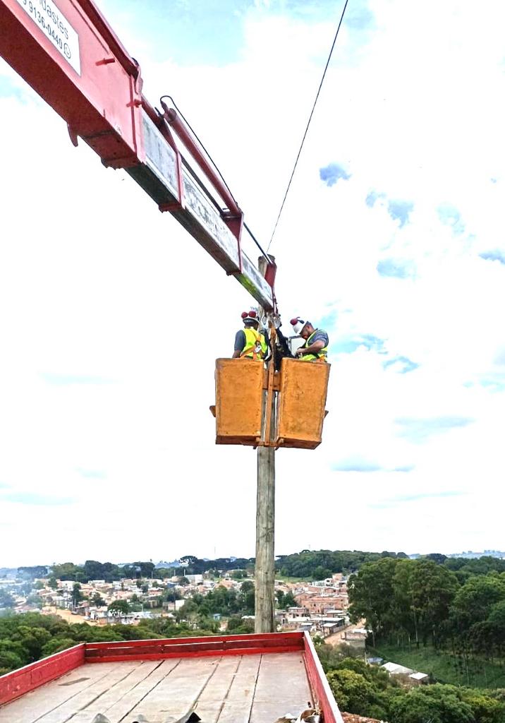 Guindaste realizando içamento de carga pesada em obra industrial