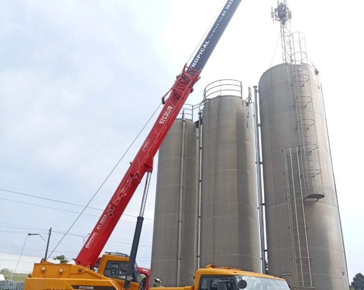 Serviço de remoção técnica com guindaste em local de difícil acesso