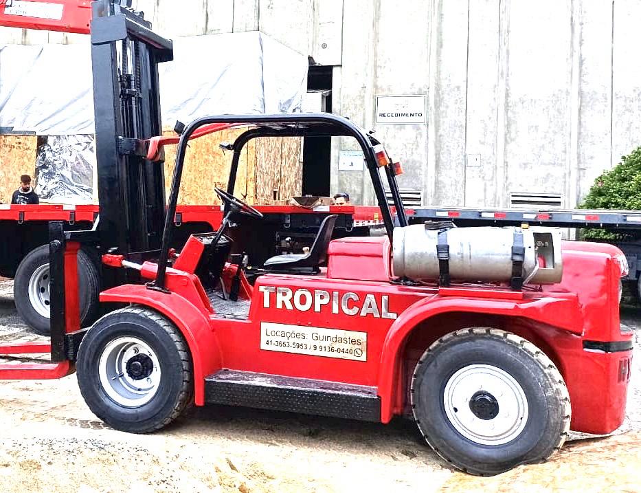 Guindaste realizando içamento de carga pesada em obra industrial