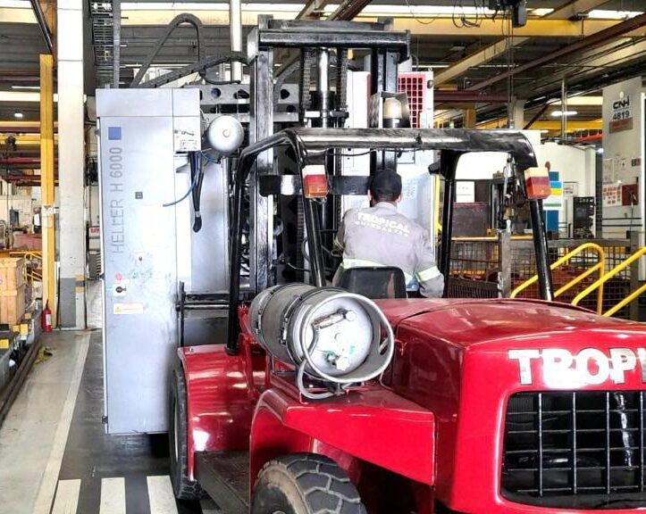 Serviço de remoção técnica com guindaste em local de difícil acesso