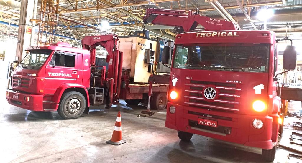 Guindaste realizando içamento de carga pesada em obra industrial